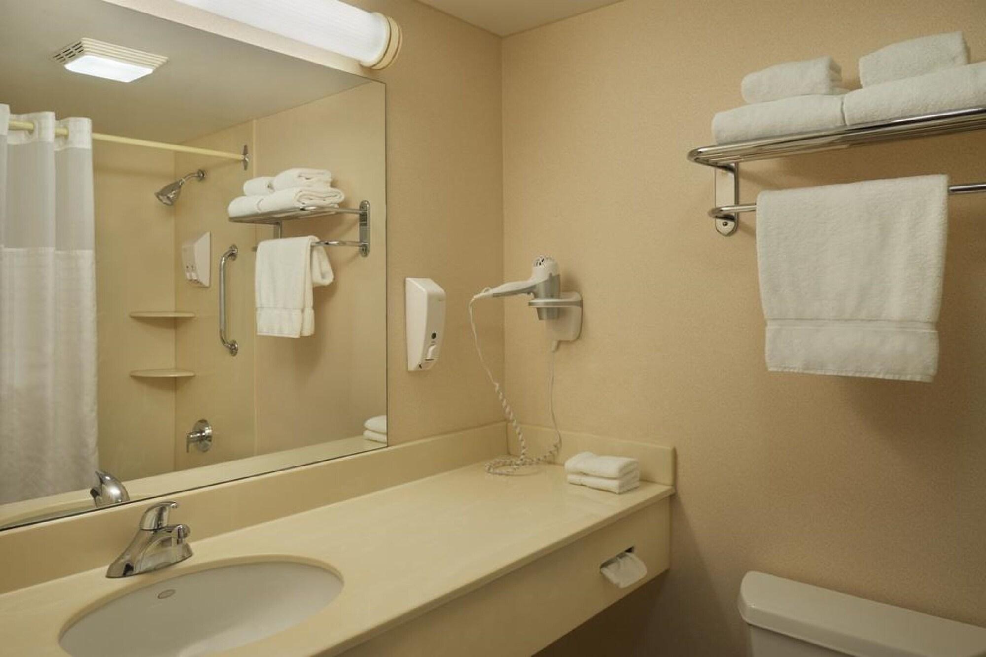 מיסיסאוגה Hotel Carlingview Toronto Airport מראה חיצוני תמונה